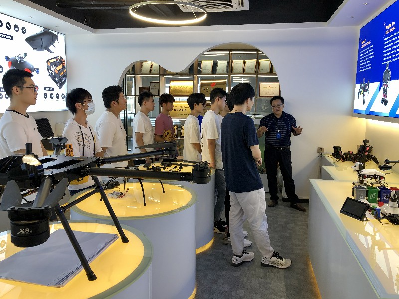 桂林電子科技大學(xué)計(jì)算機(jī)與信息安全學(xué)院智能科學(xué)與技術(shù)教研室主任王子民老師攜學(xué)生來(lái)我司參觀學(xué)習(xí)