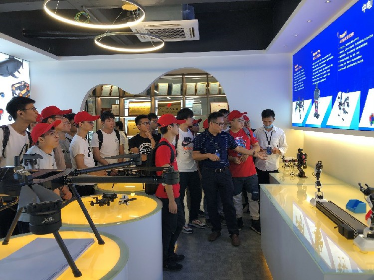 桂林電子科技大學(xué)機(jī)電工程學(xué)院丁暢、淮旭鴿老師攜機(jī)械電子工程專(zhuān)業(yè)2017級(jí)學(xué)生前來(lái)公司參觀學(xué)習(xí)