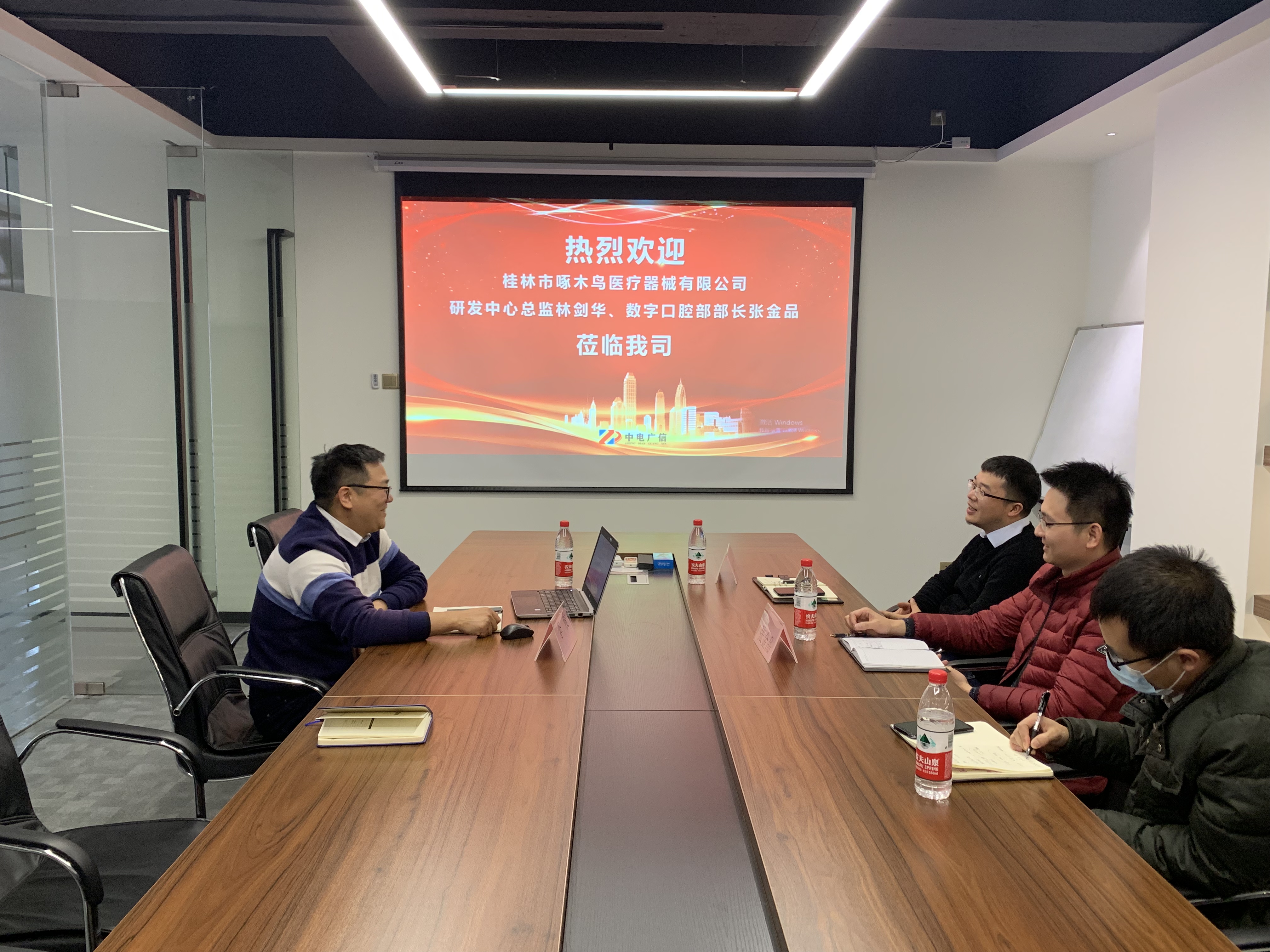 桂林市啄木鳥醫(yī)療器械有限公司研發(fā)中心總監(jiān)林劍華、數(shù)字口腔部部長張金品一行蒞臨我司